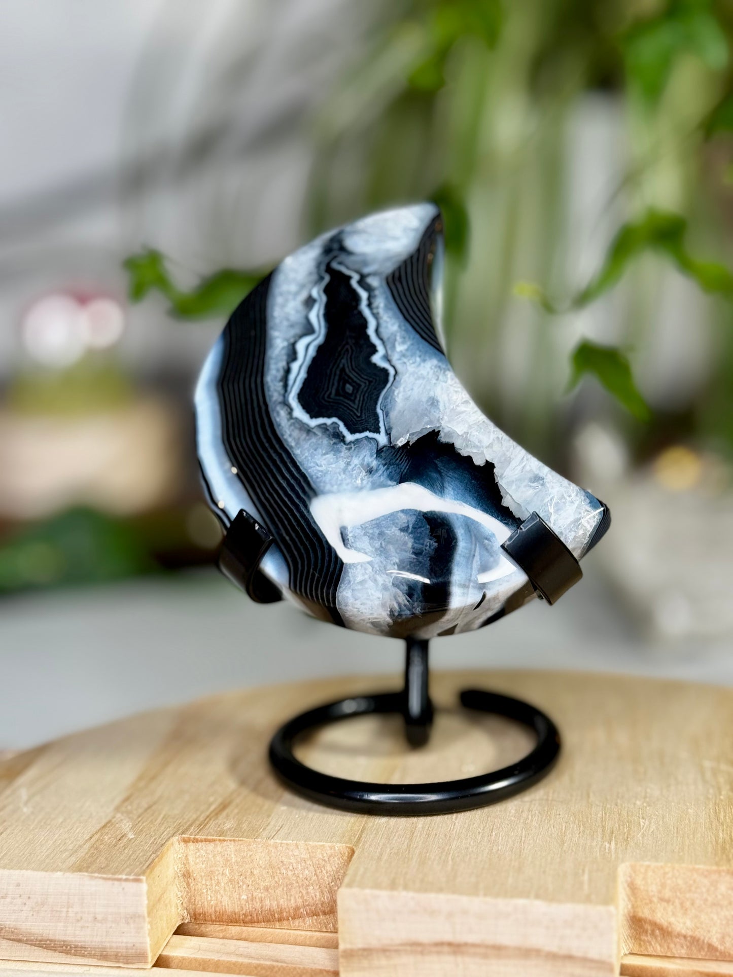 Black & Druzy Agate Moon with stand | 158g
